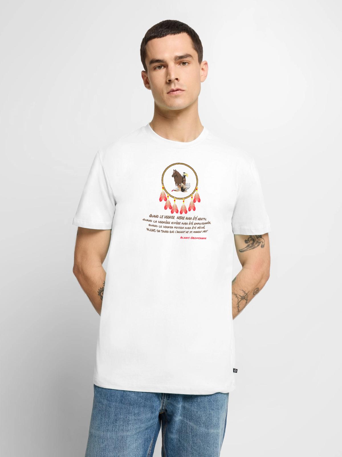T-shirt blanc : un capteur de rêves, un cheval et un aigle, avec « Quand le dernier arbre aura été abattu… », signé Alanis Obomsawin