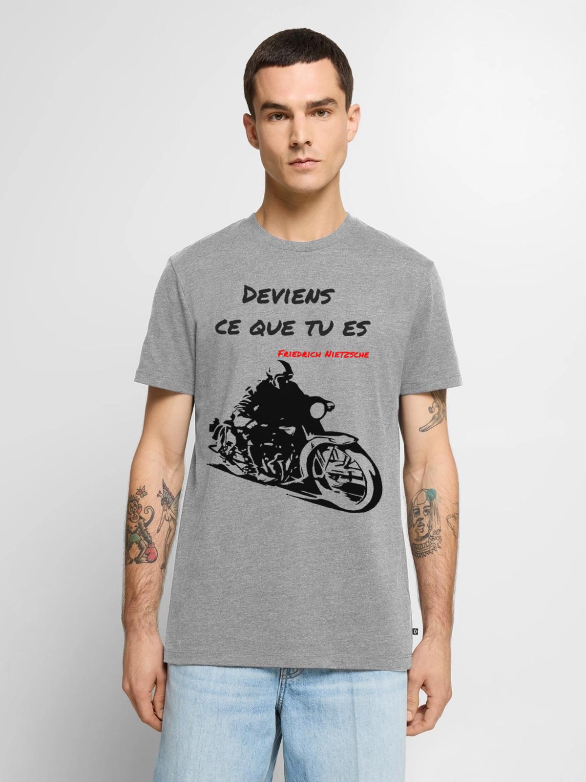 T-shirt gris chiné : un motard lancé et « Deviens ce que tu es », signé Friedrich Nietzsche