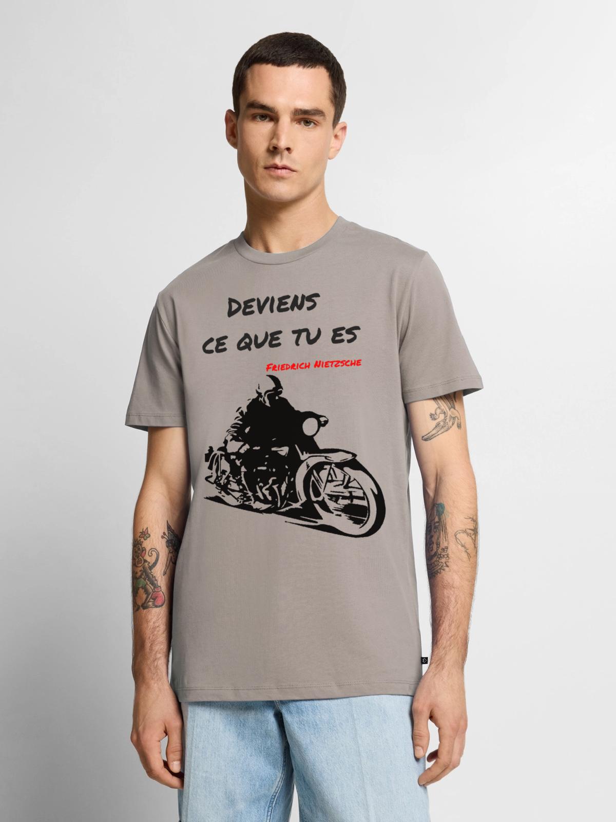 T-shirt gris clair : le même visuel, un motard lancé et « Deviens ce que tu es », signé Friedrich Nietzsche