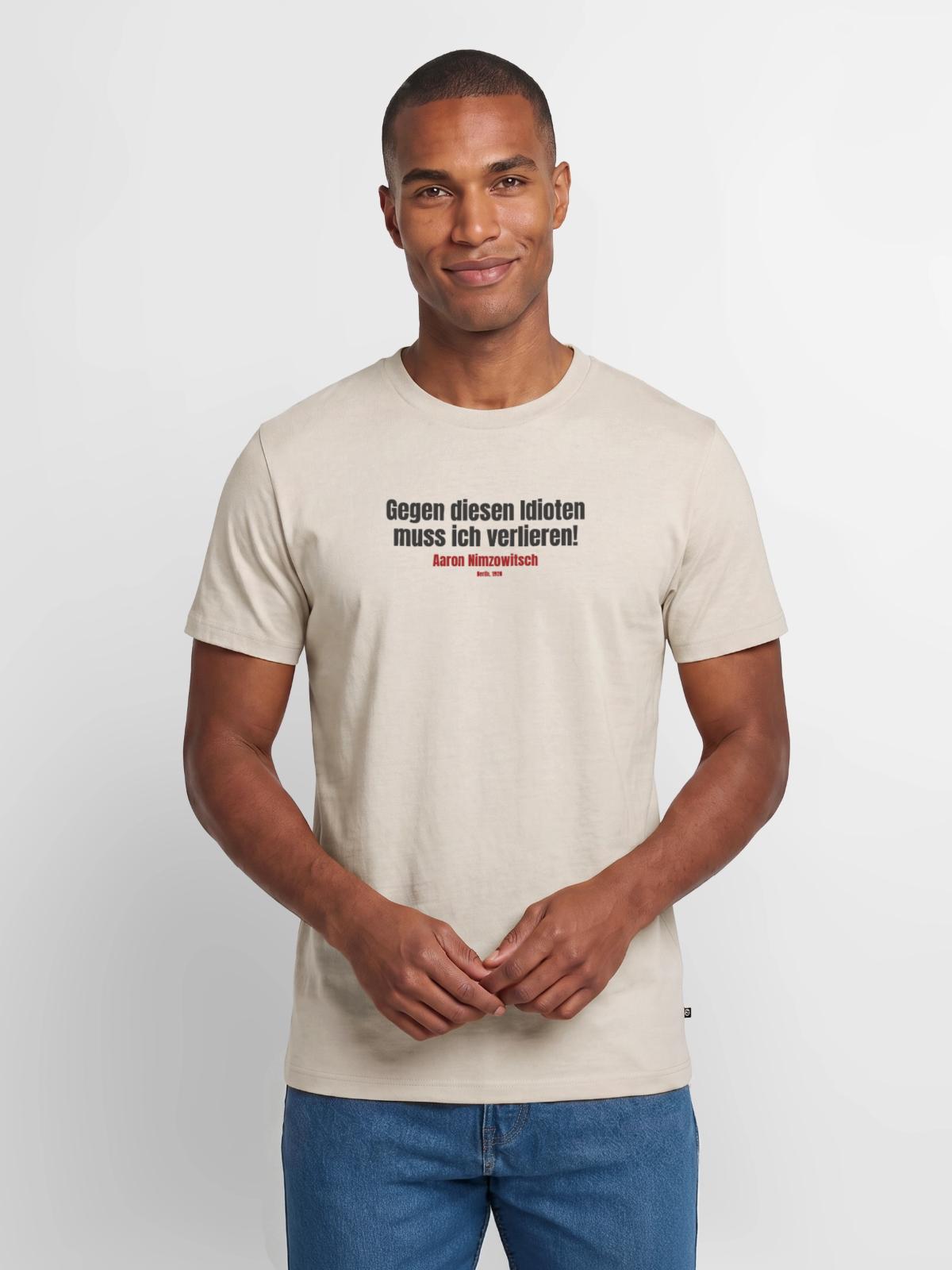 T-shirt beige : « Gegen diesen Idioten muss ich verlieren ! », signé Aaron Nimzowitsch, Berlin 1928