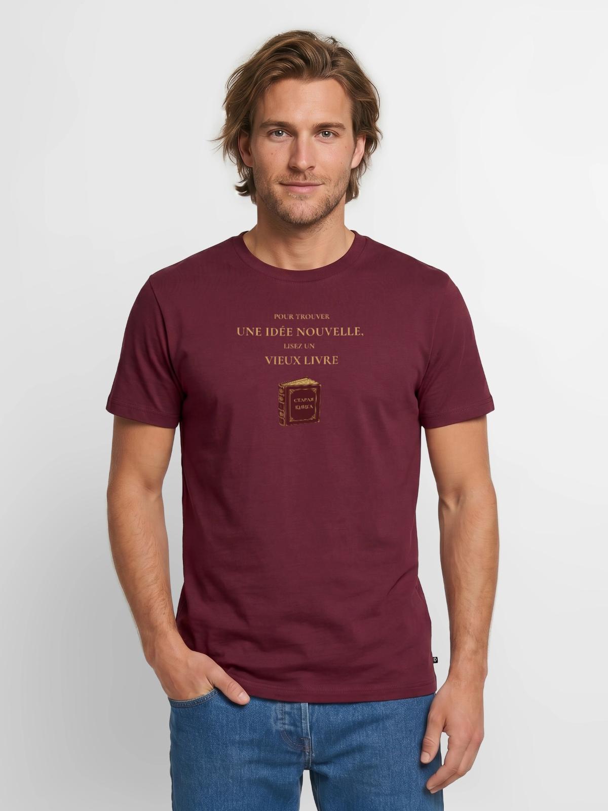 T-shirt bordeaux : « Pour trouver une idée nouvelle, lisez un vieux livre » et un livre ancien marqué СТАРАЯ КНИГА