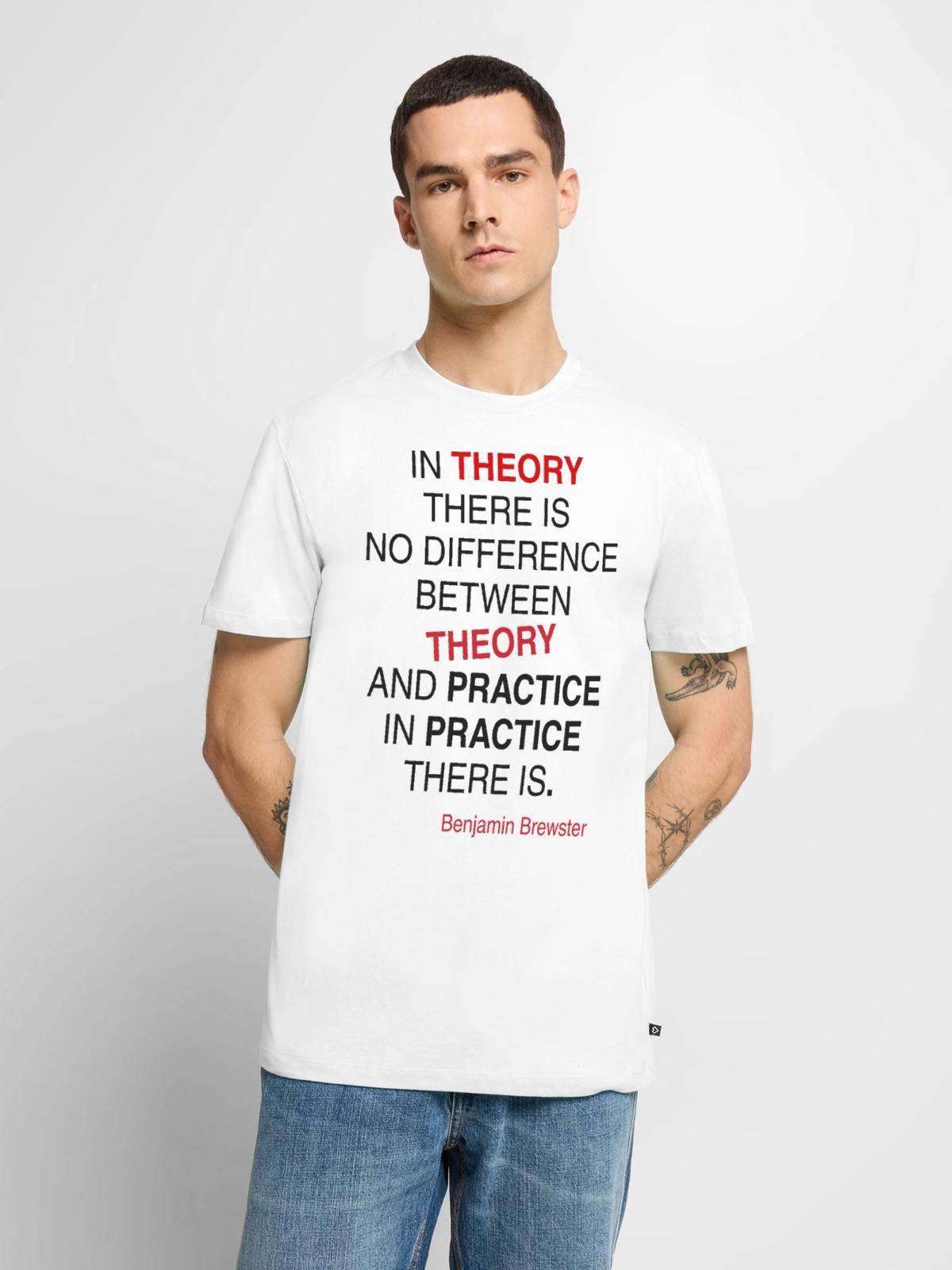 T-shirt blanc : « In theory there is no difference between theory and practice. In practice there is. », signée Benjamin Brewster
