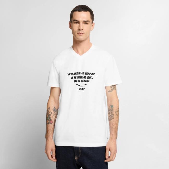 T-shirt blanc col V : « Je ne sais plus qui a dit… Je ne sais plus quoi… Sur la… mémoire », signé Wouf