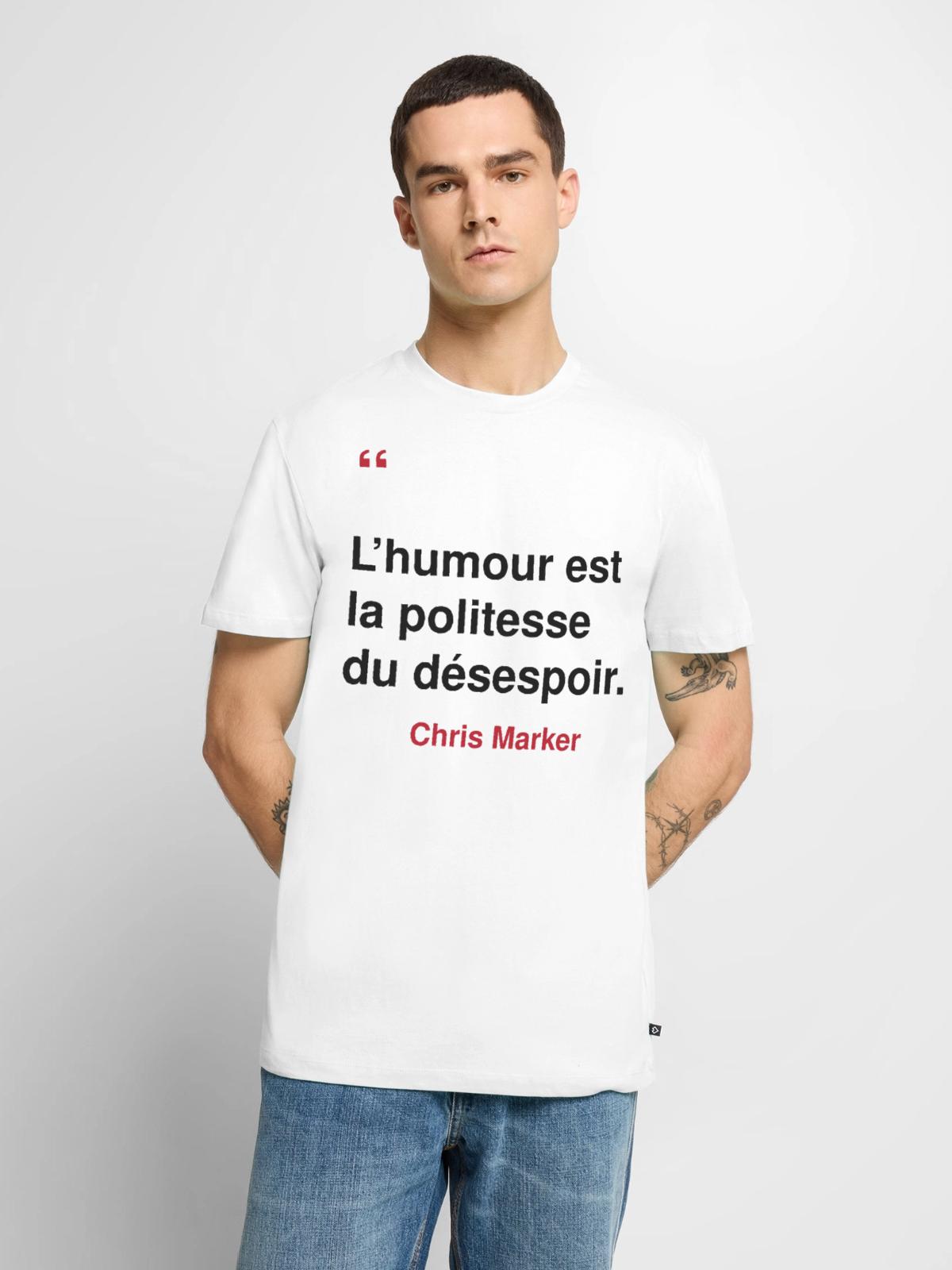 T-shirt blanc : la citation « L’humour est la politesse du désespoir », signée Chris Marker