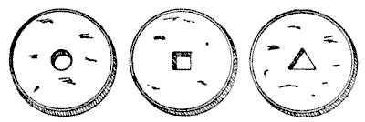 Gravure de 1917 : trois pièces de monnaie percées, l'une d'un trou rond, l'autre d'un trou carré, la troisième d'un trou triangulaire