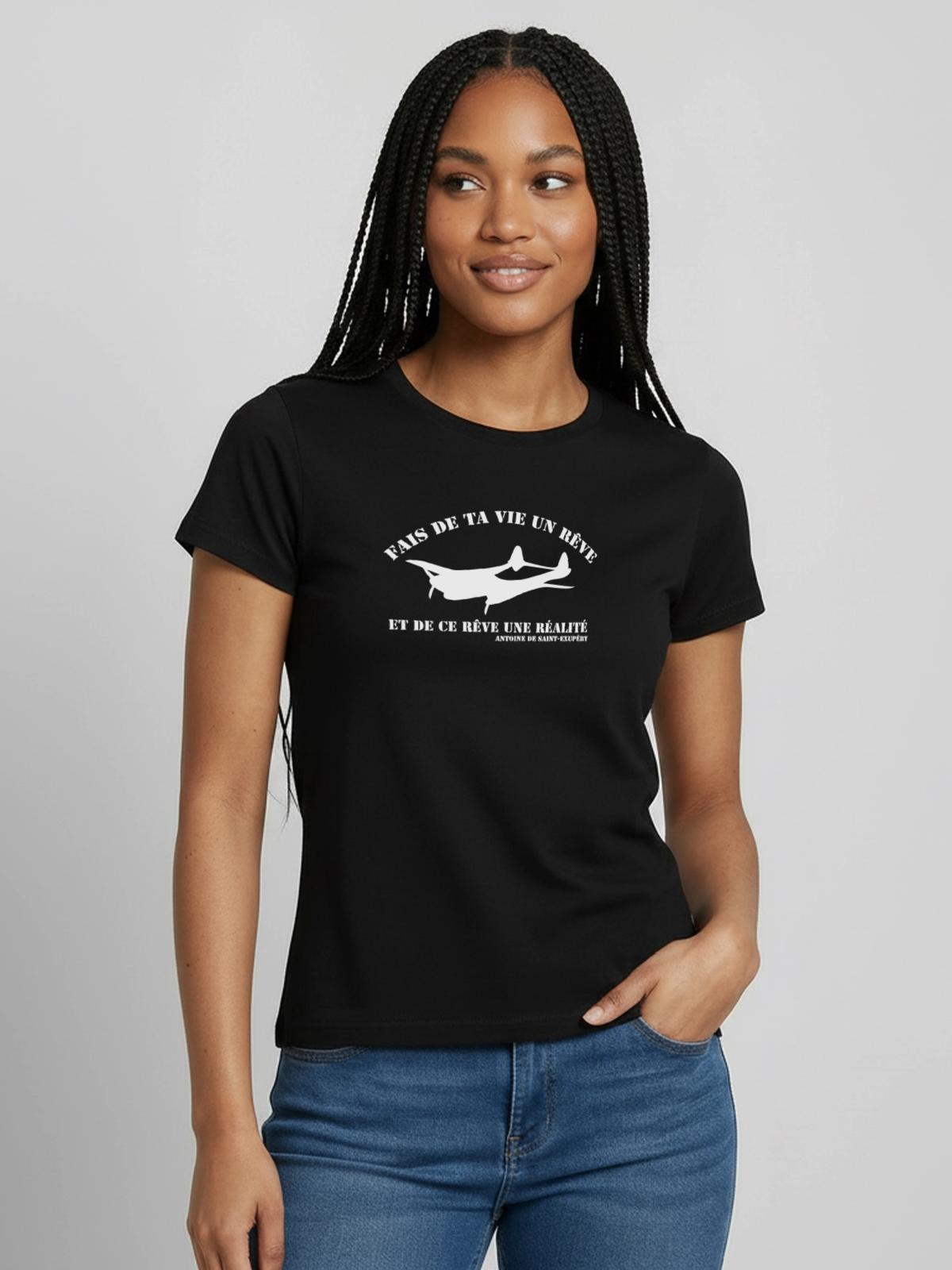 T-shirt noir femme : un avion et « Fais de ta vie un rêve et de ce rêve une réalité », signé Antoine de Saint-Exupéry