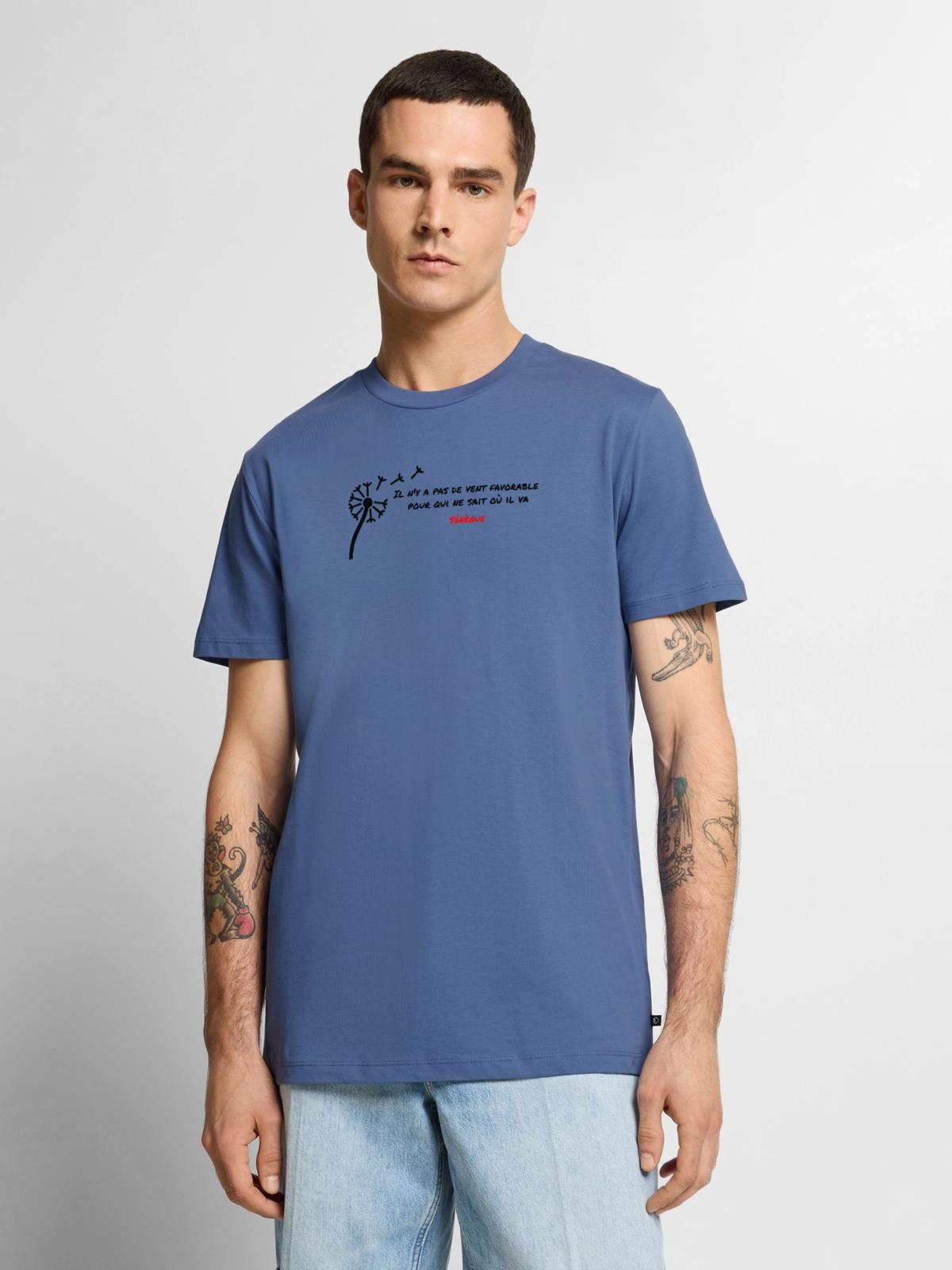 T-shirt bleu : « Il n’y a pas de vent favorable pour qui ne sait où il va », signé Sénèque, avec un pissenlit qui s’envole
