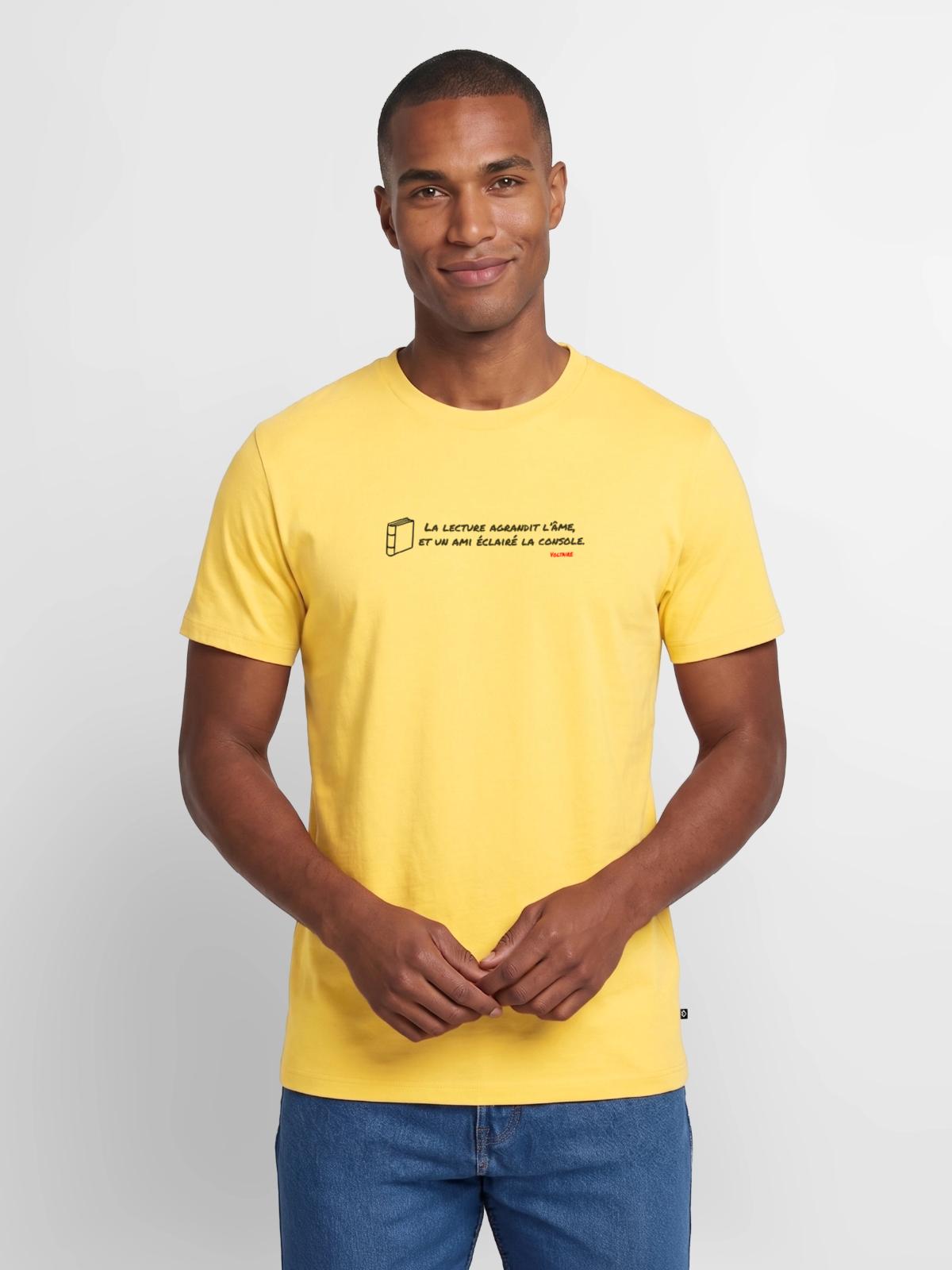 T-shirt jaune : un livre dessiné et « La lecture agrandit l’âme, et un ami éclairé la console », signé Voltaire
