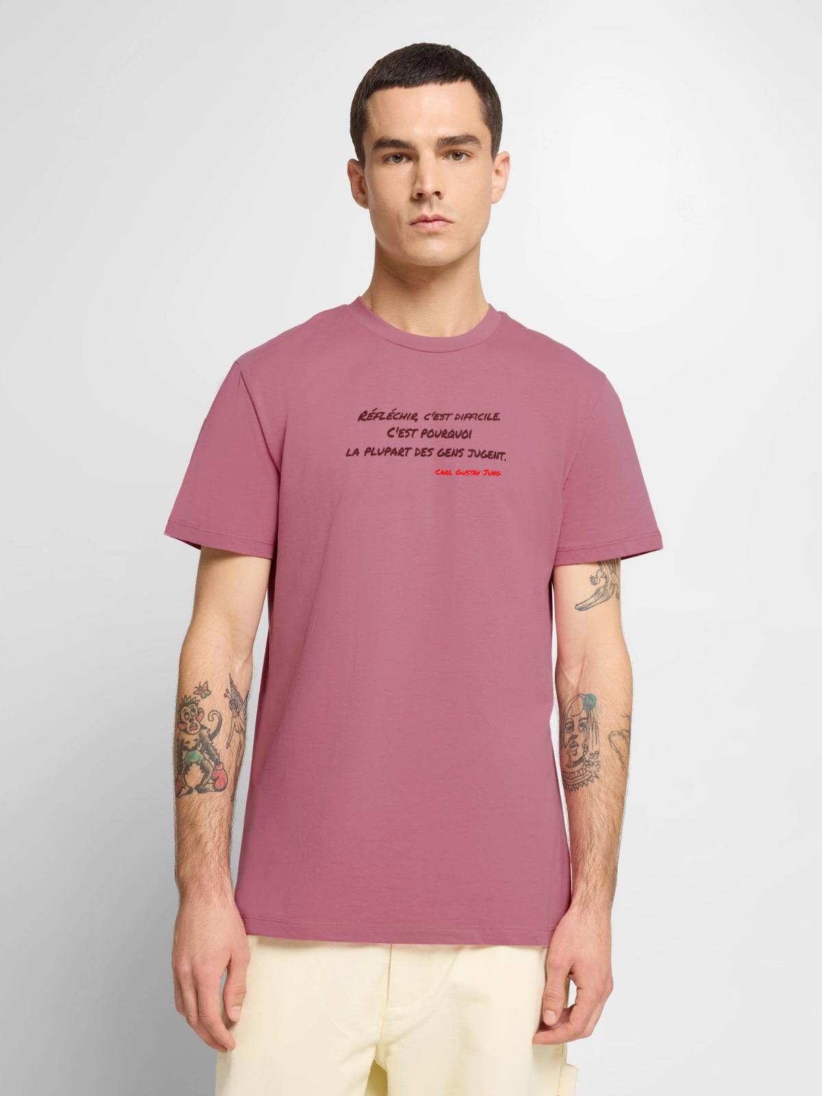 T-shirt rose : « Réfléchir, c’est difficile. C’est pourquoi la plupart des gens jugent », signé Carl Gustav Jung